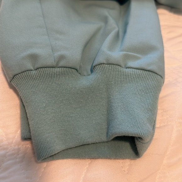 FIGS- Woman’s Scrub Set -Sea-glass Green- Medium (Limited Edition) - Picture 3 of 5